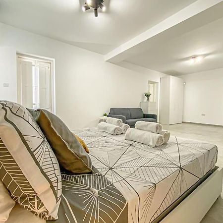 Apartmán Designer Duplex Penthouse In Floriana Exteriér fotografie