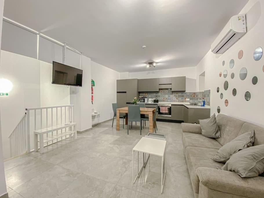 Apartmán Designer Duplex Penthouse In Floriana Exteriér fotografie